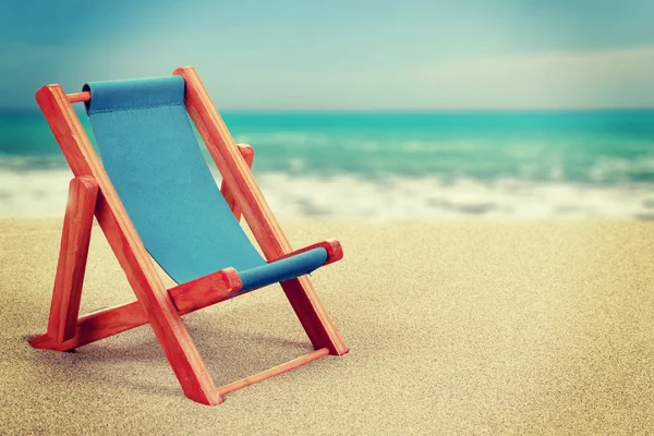 Leżak w piaszczystej plaży rocznika stonowanych — Zdjęcie stockowe