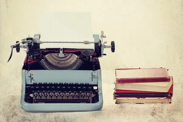 Ancienne machine à écrire avec livres couleurs rétro sur le bureau — Photo