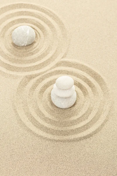 Balance pierres zen dans le sable — Photo