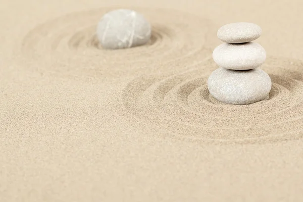 Balance pierres zen dans le sable — Photo