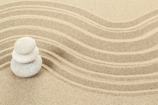 Equilibrio pietre zen in sabbia — Foto Stock