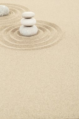 Zen taş kum içinde denge