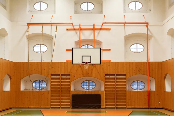 Порожній інтер'єр громадського спортзалу з баскетбольним майданчиком — стокове фото