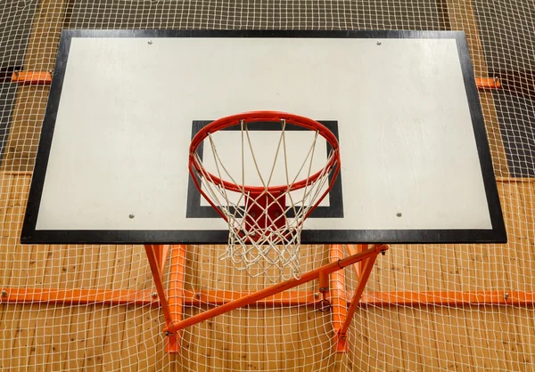 Basketbal hoepel kooi in openbare sportschool — Stockfoto