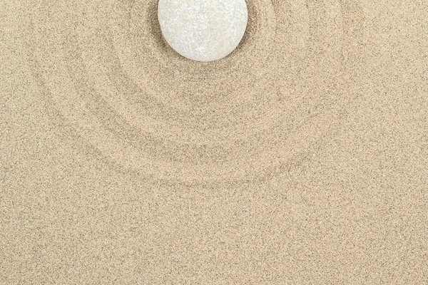 Zen-Stein im Sand mit Kreisen — Stockfoto