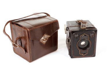 Beyaz arka planda çok eski vintage fotoğraf makinesi