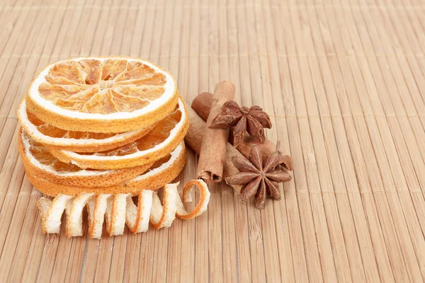 Yıldız anason, tarçın ve kurutulmuş portakal ahşap arka plan — Stok fotoğraf