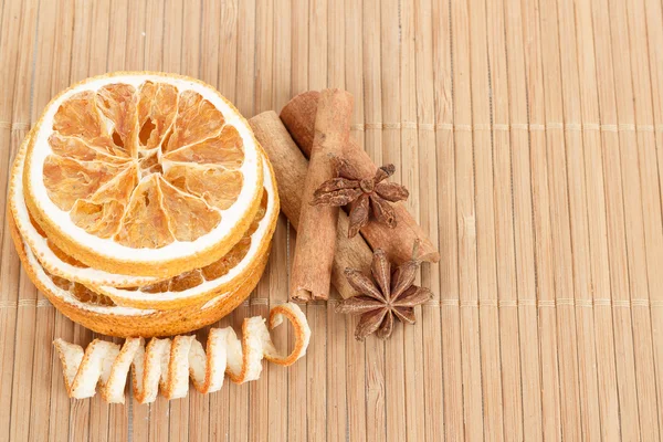 Yıldız anason, tarçın ve kurutulmuş portakal ahşap arka plan — Stok fotoğraf