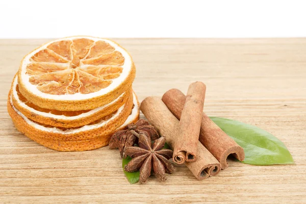スターアニス、シナモン、乾燥されたオレンジ色の木製の背景 — ストック写真