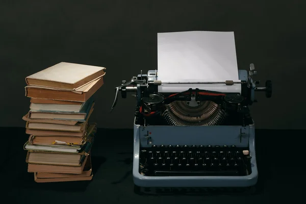 Ancienne machine à écrire avec livres couleurs rétro sur le bureau — Photo