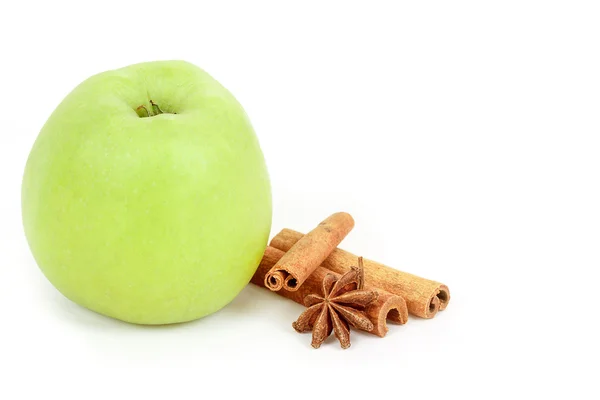 Yeşil elma ve baharat beyaz bir arka plan üzerinde izole — Stok fotoğraf