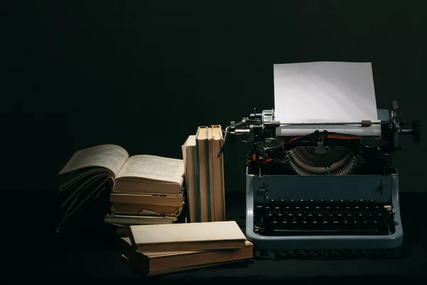 Ancienne machine à écrire avec livres couleurs rétro sur le bureau — Photo