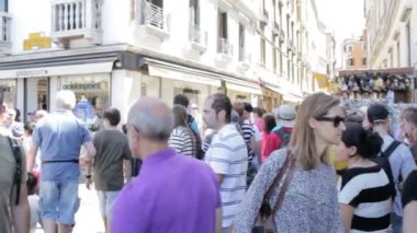 kalabalık turist Venedik 16 Temmuz 2012 tarihinde grand canal yakınındaki