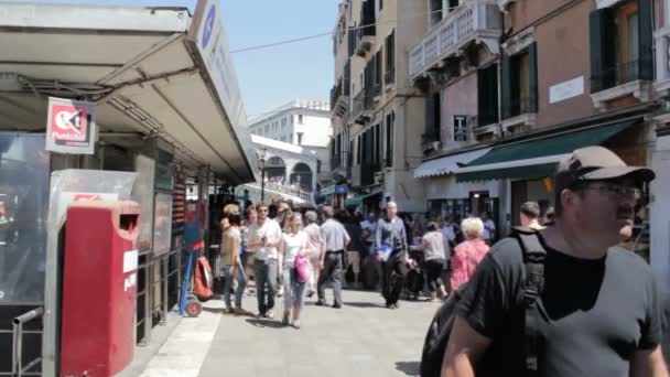 Una folla di turisti vicino al Canal Grande il 16 luglio 2012 a Venezia . — Video Stock