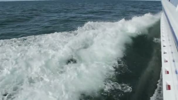 海浪和被吵醒和水溅在地中海航行的大船后面 — 图库视频影像