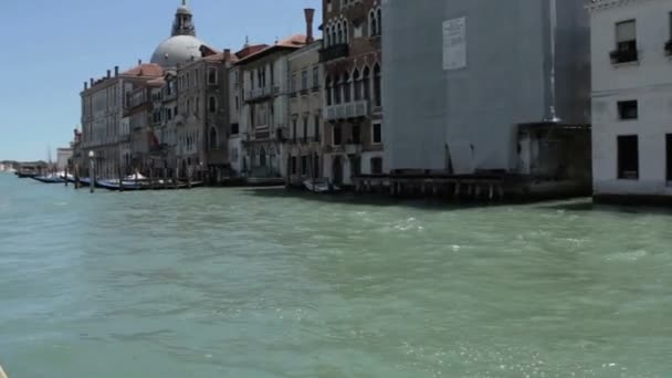 Cruise op de canal Grande in Venetië, uitzicht vanaf de boot — Stockvideo