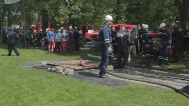 Competencia de Bomberos Voluntarios el 16 de mayo de 2012 en Puklice — Vídeo de stock