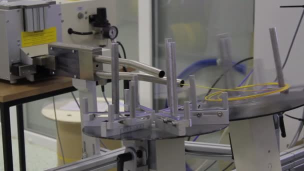 Автоматическая машина для резки оптоволоконного кабеля — стоковое видео