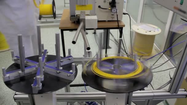 Автоматична машина для різання волоконно-оптичного кабелю — стокове відео