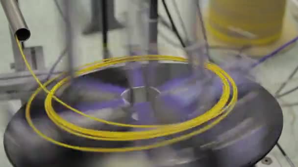 Machine automatique de découpe de câble à fibre optique — Video