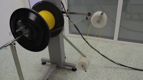 Bobine avec câble à fibre optique sur bobineuse — Video