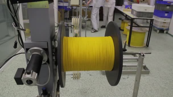 Carrete con cable de fibra óptica en la máquina bobinadora — Vídeo de stock