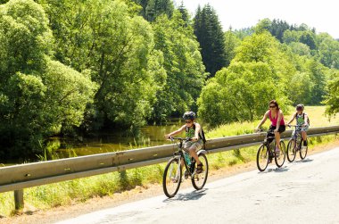 bisiklet gezisi iki oğlu ile annesi