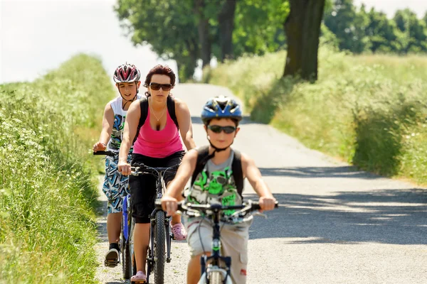 Madre con due figli in gita in bicicletta — Foto Stock