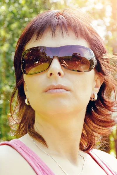 Outdoor portrait of pretty woman with reflection in sunglasses — Stock Photo, Image