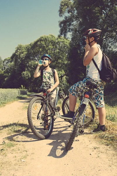 Dois adolescentes relaxando em uma viagem de bicicleta — Fotografia de Stock