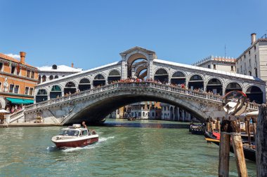 İtalya, Venedik - Temmuz 2012 - 16 Temmuz 2012 tarihinde ponte di rialto Venedik altında büyük kanal üzerindeki trafik çok. fazla 20 m