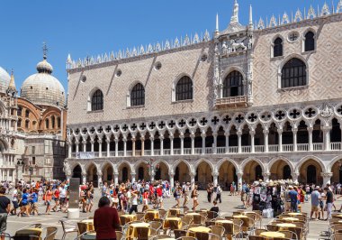 İtalya, Venedik - Temmuz 2012: küresel mali kriz, turist rahatlatır, st mark Meydanı sokak bir kafede 16 Temmuz 2012 tarihinde Venedik.