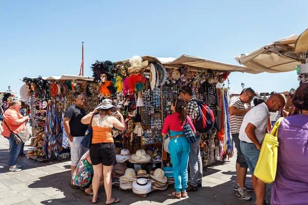 ITALY, VENICE - JULY 2012: - Vendor selling tourist souvenirs on July 16, 2012 in Venice. Most vendors in Venice aren't of Italian origin. — Stock Photo, Image