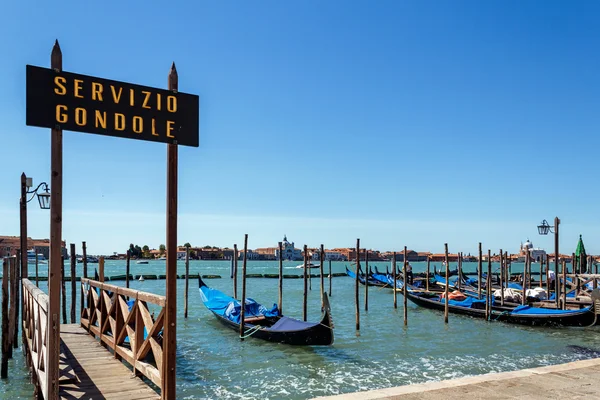 Italien, venedig - juli 2012: gondeln machen am 16. juli 2012 in venedig fest. Gondeln sind traditionelle Plattbodenruderboote, die heute vor allem Touristen befördern. — Stockfoto