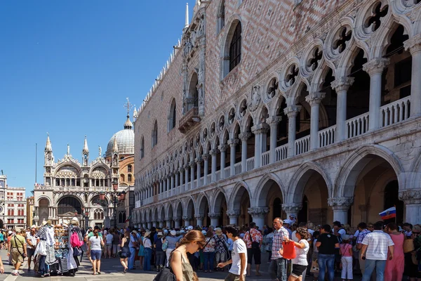 Italien, venedig - juli 2012: st marco platz mit touristenmassen am 16. juli 2012 in venedig. st marco square ist der größte und berühmteste platz in venedig. — Stockfoto