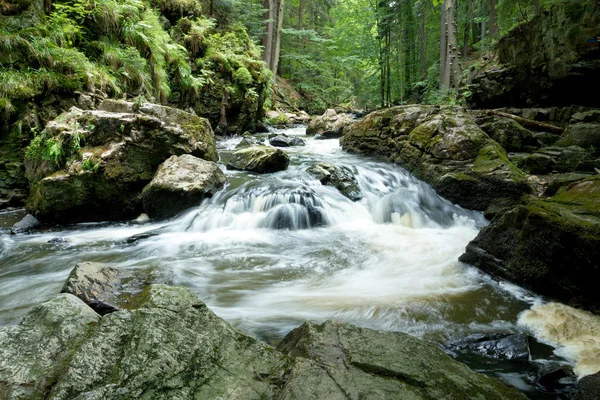 Gebirgsbach doubrava langsame Belichtungszeit — Stockfoto