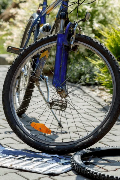 Reparación de bicicletas, prepárate para cambiar neumáticos viejos con herramientas —  Fotos de Stock