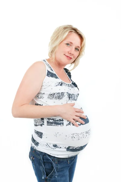 Hermosa mujer embarazada tiernamente sosteniendo su barriga aislada sobre fondo blanco — Foto de Stock