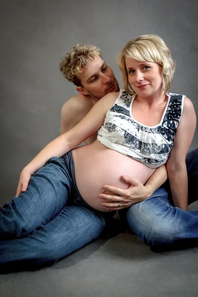 Milující šťastný pár, těhotná žena se svým manželem — Stock fotografie