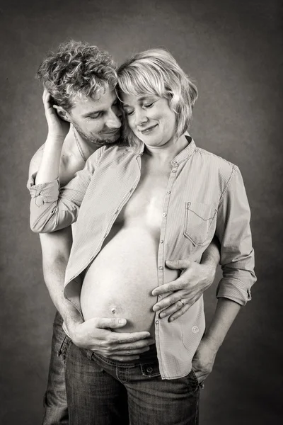 Amante casal feliz, mulher grávida com o marido — Fotografia de Stock