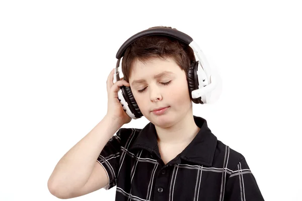 Porträt eines glücklichen Jungen, der über Kopfhörer Musik hört — Stockfoto