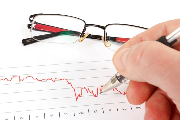 Männer analysieren Business Graph mit Brille im Hintergrund — Stockfoto