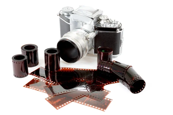 Аналогова старовинна камера SLR та кольорові негативні плівки — стокове фото