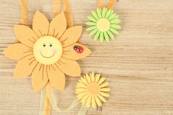 Holztafel für Frühlingsbotschaft mit Blumen — Stockfoto