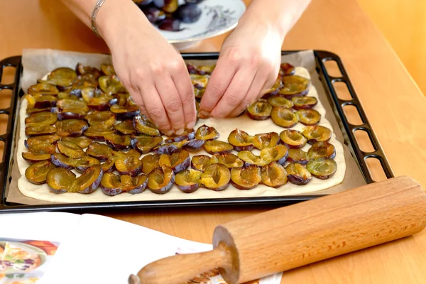 Preparing, baking plum cake — Stock Photo, Image