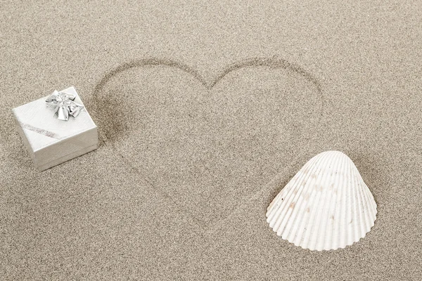 Heart shape symbol drawn in sand — Stock Photo, Image