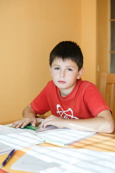 Pojken gör skolan läxor — Stockfoto