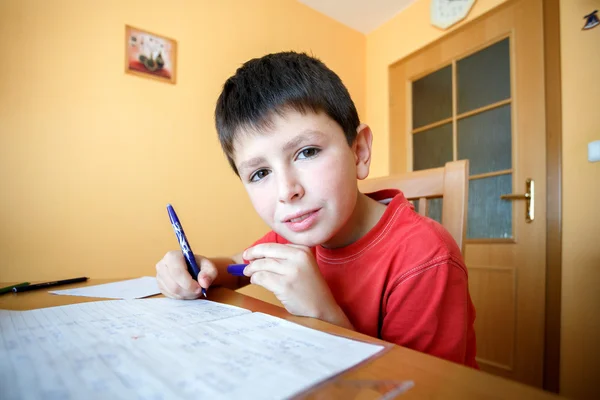 Menino fazendo lição de casa da escola — Fotografia de Stock