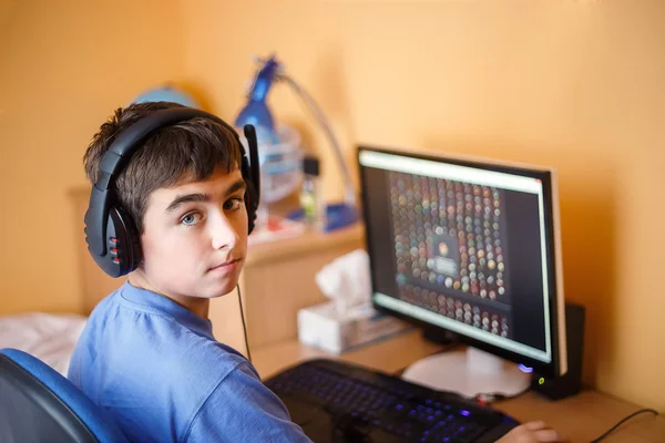 Мальчик за компьютером дома — стоковое фото