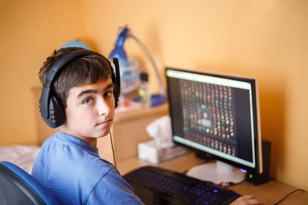 Menino usando computador em casa — Fotografia de Stock